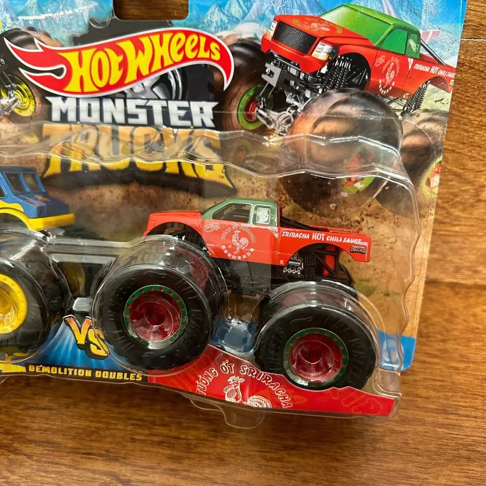 HOT WHEELS Monster Trucks Demolition Doubles Monster Portions Vs Sriracha 1:64